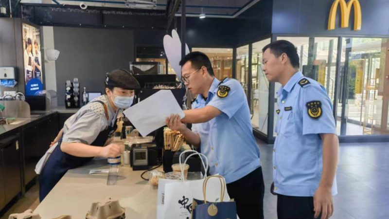 下午三点，办公室抽屉里的薯片袋被撕开的声音此起彼伏