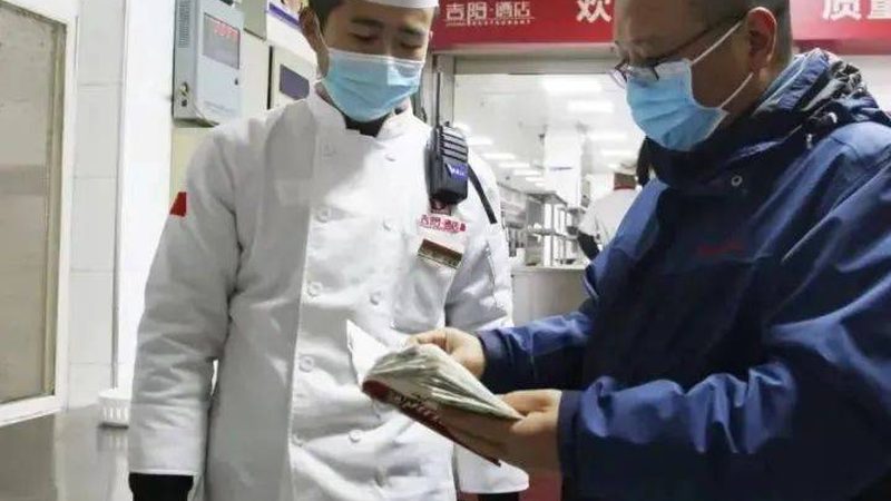 在挑选餐饮供应链系统时，以下因素是评价其优劣的关键：